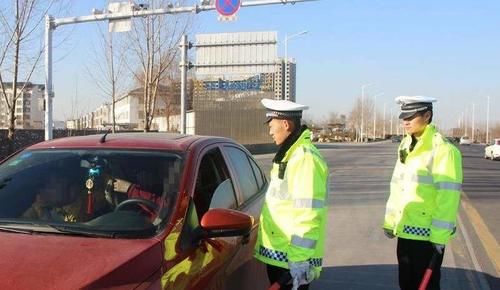  车主|交警查酒驾，车主测试体内无酒精，和交警聊了两句却被拘