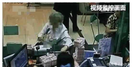 工作人员|老太太去柜台取500元遭拒 , 那就取2亿，银行工作人员: 我错了