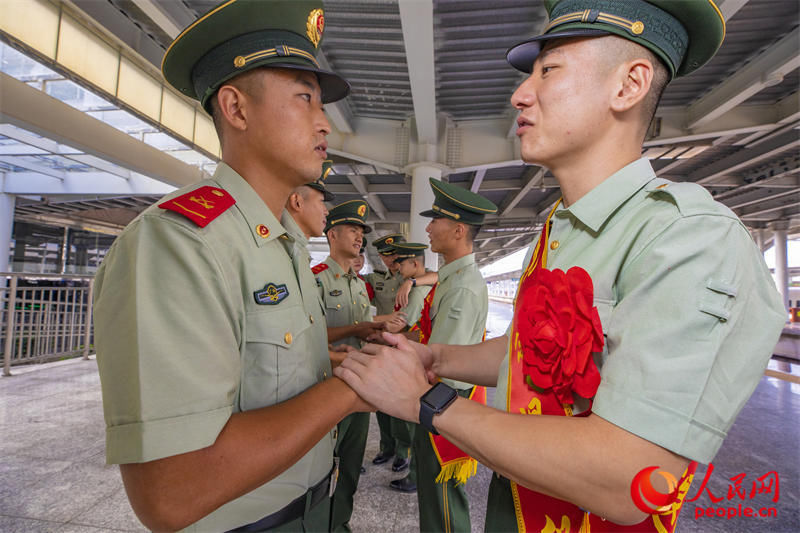 广西桂林：挥泪告别，再敬最后一个军礼！