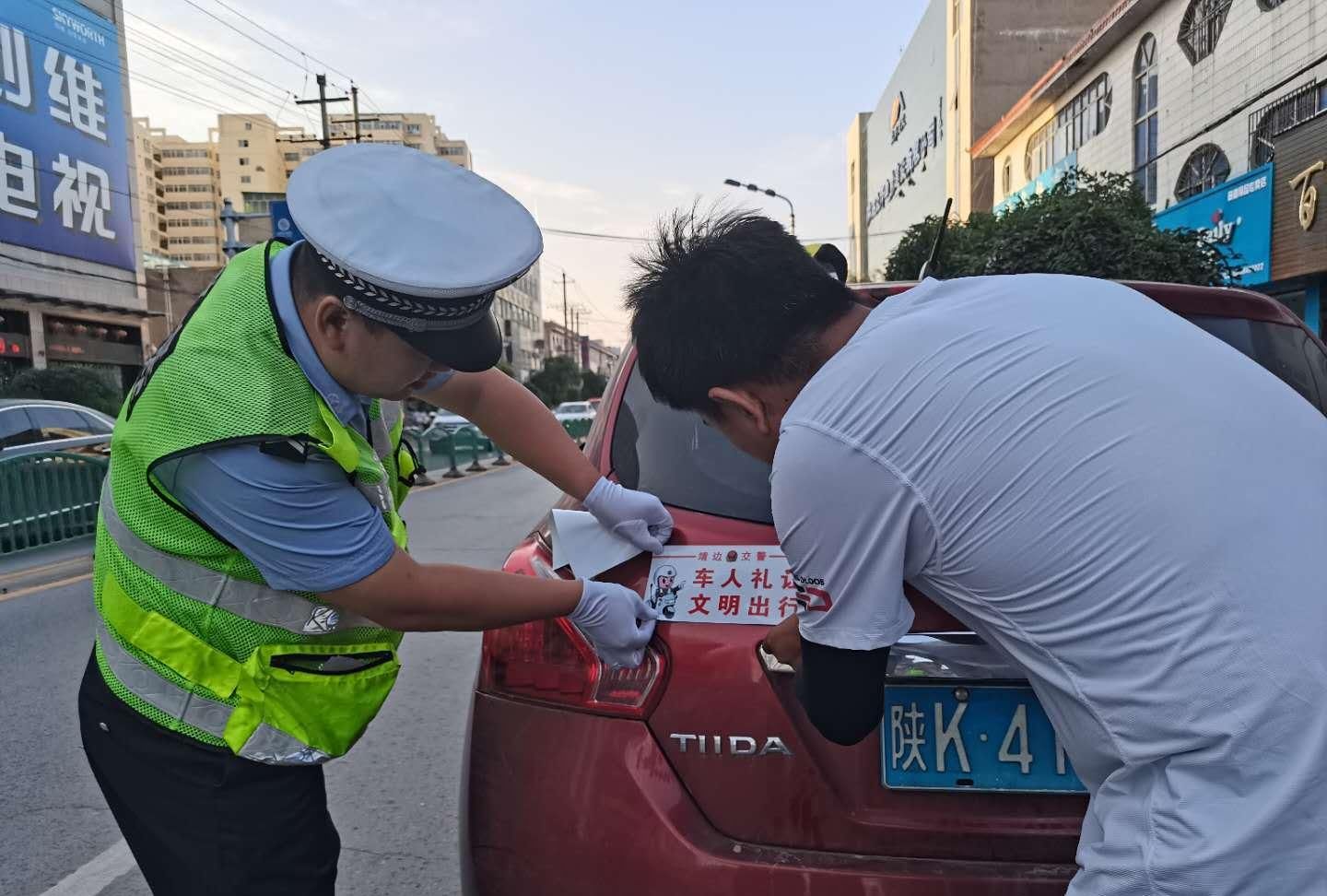 文明一|靖边交警街头开展“车让人 人守规”交通安全宣传劝导活动