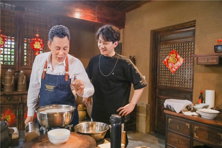  李子峰|“鲜厨”寻访名师学厨，这次他们相中的是最具湖湘特色的“神秘食材”……