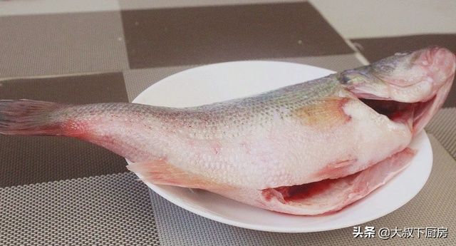 简单|喜欢吃鱼吗?大叔教你清蒸鲈鱼,口感鲜嫩,简单易学,家人喜欢