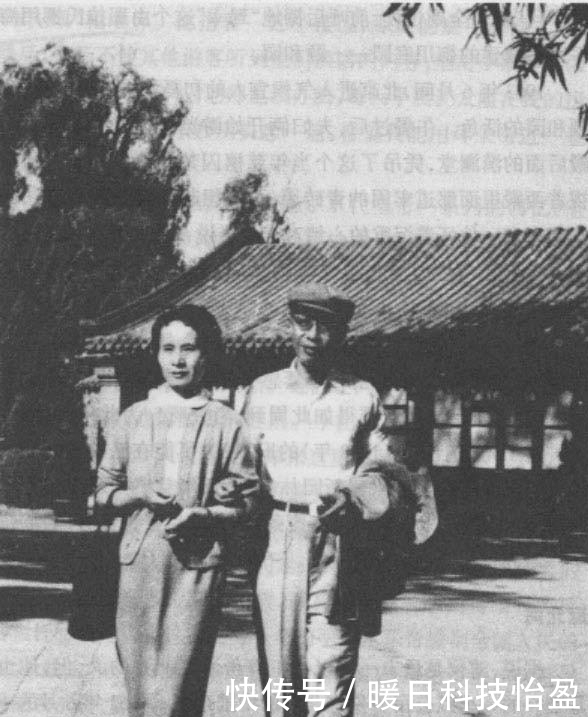  骨灰|溥仪最后一任妻子李淑贤：直言溥仪离不开她，图9抱着溥仪的骨灰