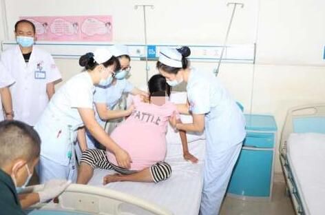  女子|贵州安顺女子肚子长成巨球求助已被当地医院收治