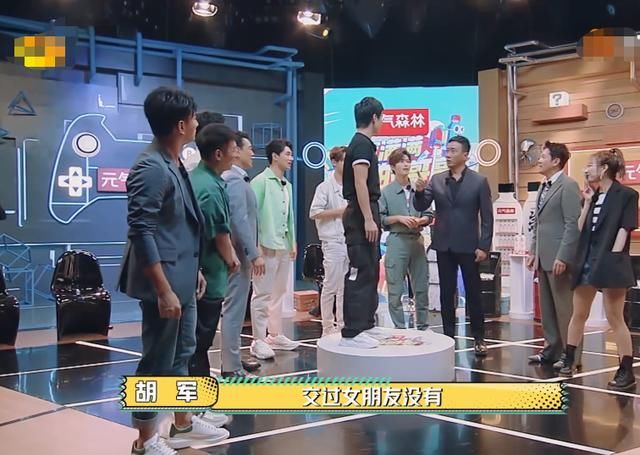  哥哥队|胡军问杨洋谈过几个女友，杨洋正不知所措时，李维嘉的救场太及时