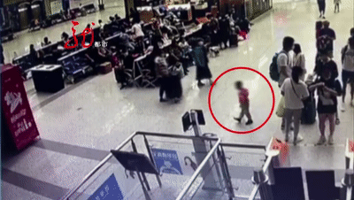  售货机|家长一个不留神，三岁男童手卡进售货机！民警立即赶来救援！