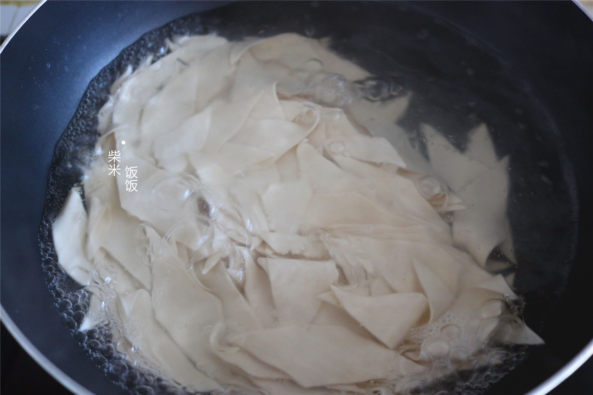  鸡蛋|娘俩的懒人午餐，饭菜一锅出，每人一碗，网友：真省事