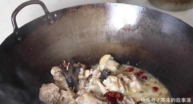 鸡肉|炖鸡肉时,千万不要直接加水炖,多做这一步,鸡肉鲜嫩,没有腥味!