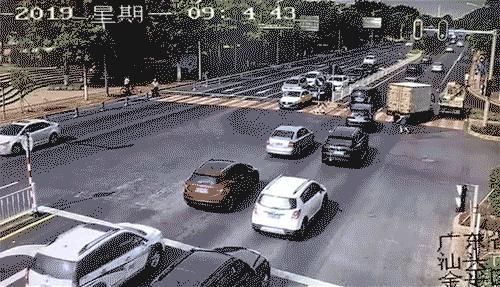 翻越|行人翻越机动车道隔离设施的，罚款标准100元！