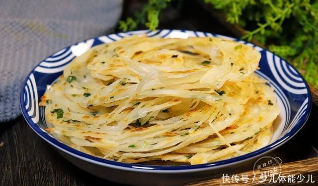 张剩|6张剩饺子皮,一把葱花,简单一做,外酥里软,全家人抢着吃