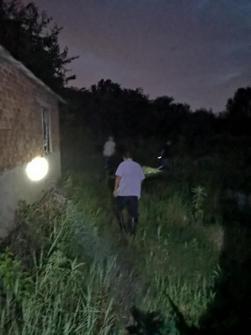  村民|摸黑走到村民家，95后小伙子连夜背瘫痪老人转移