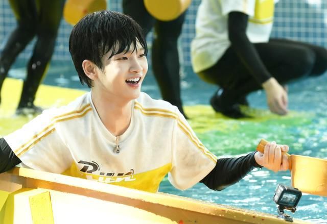  南遮|上跑男不允许染发？周震南遮金发的方式亮了，掉水里那刻笑出猪叫