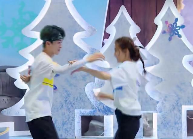  何洛洛|何洛洛baby撕名牌，谁注意他手抓的位置？这才是对姐姐的尊重