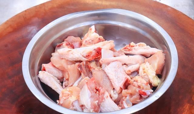  饭店|炖鸡时，有人焯水、有人直接炖？教你饭店的1招，鸡肉更香更有味