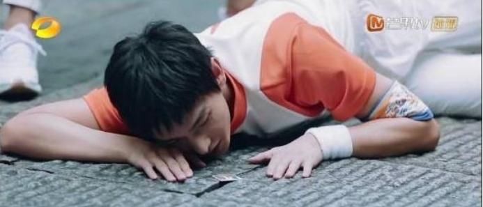  津津有味|《元气满满的哥哥》这档捉迷藏的综艺，我居然看得津津有味