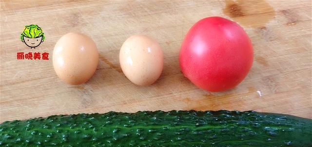  试试|黄瓜别凉拌了，试试这做法，淋入2个鸡蛋，营养又鲜嫩，太美味了