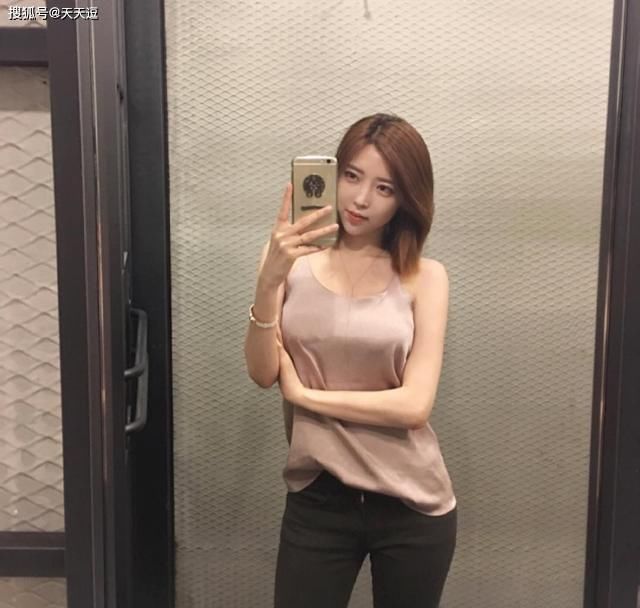  真实|搞笑GIF趣图：妹子这么漂亮，怎么一拍视频就暴露真实性格了呢？