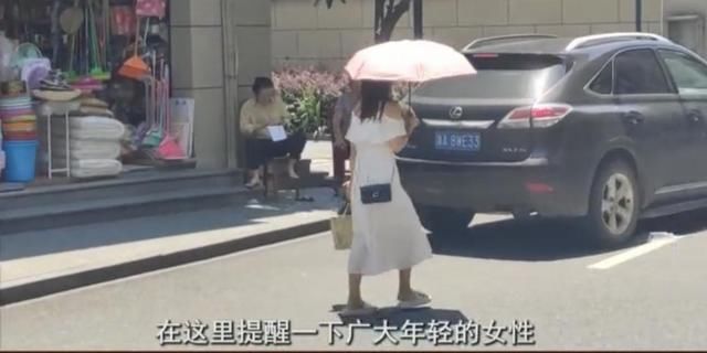 路上|女子走在路上遛狗,却突然遭遇“咸猪手”,男子得手后扬长而去
