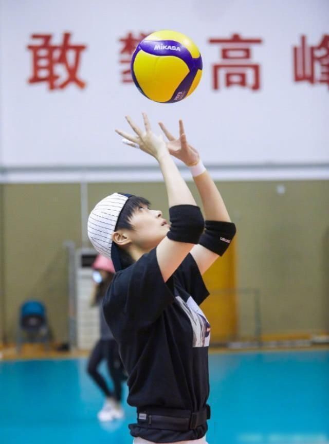 女排|李宇春饰演女排队员的表现不顾一切,分头反复练习