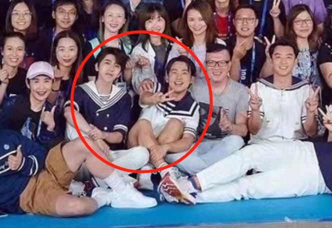  导演|跑男家族合体拍照，郭麒麟蔡徐坤坐一块，导演身旁的嘉宾成亮点