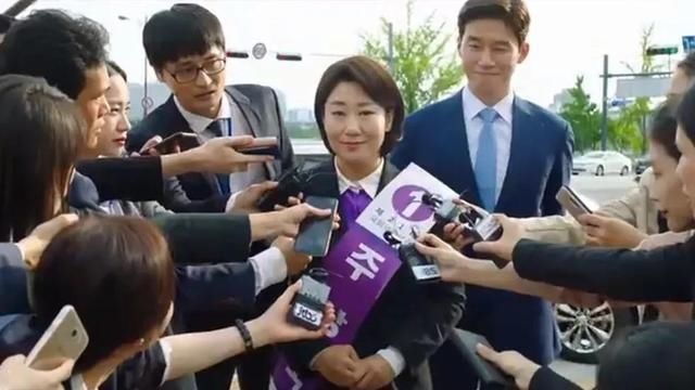  电影|罗美兰新片上映，双门洞豹子女士变身国会议员，遭神秘诅咒