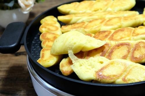 玉米面卷子|玉米面做面食不用蒸，松软细腻底部焦脆，比蒸的香，全家都爱吃