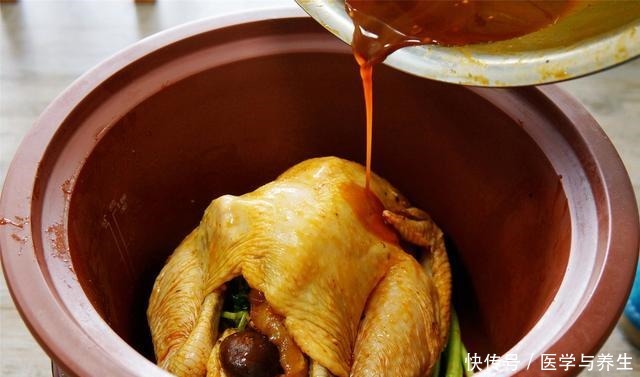 滴水|把整只鸡扔进电饭煲,不放1滴水和油,出锅香过吃烤鸡,太解馋了