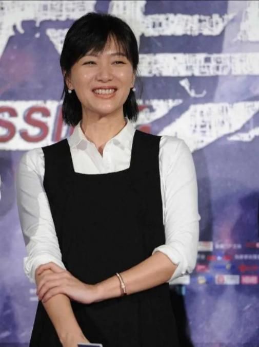  裙子|徐静蕾状态一点没见老，白衬衫配黑色背带裙，真有青春“学生样”