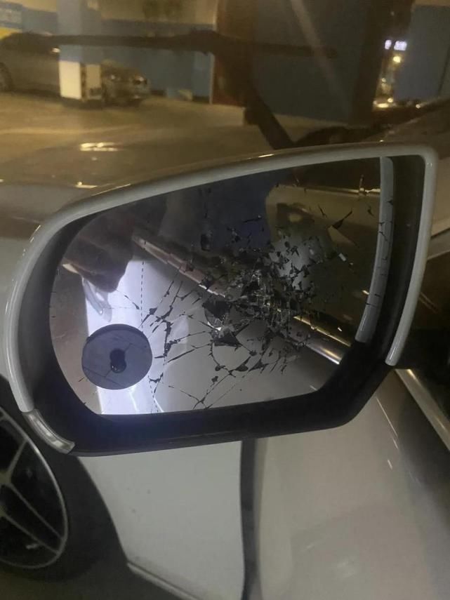  刻下|奇葩！女子狂砸九辆汽车并刻下“男友”姓名！最后发现砸错了！“男友”也称冤枉