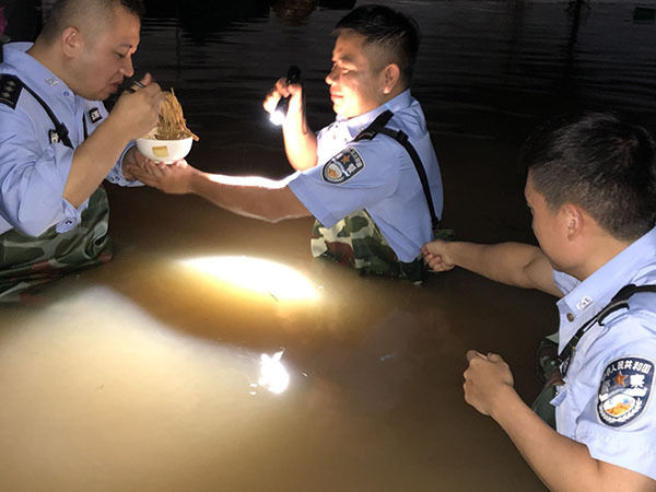 派出所|外出抗洪救灾派出所被淹 安徽六安民警辅警深水中吃晚饭