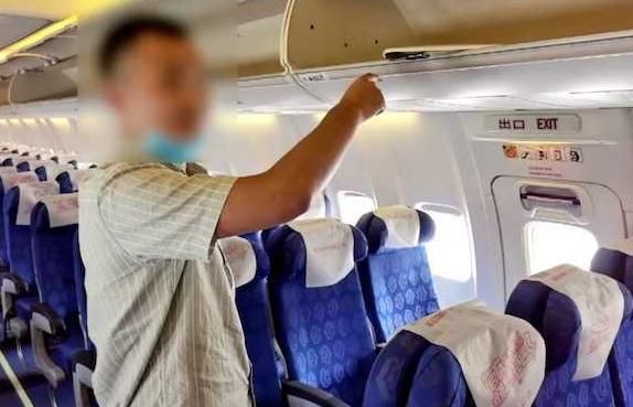  强拉|飞机还在滑行，大学生突然强拉应急舱门！顿时响起警报