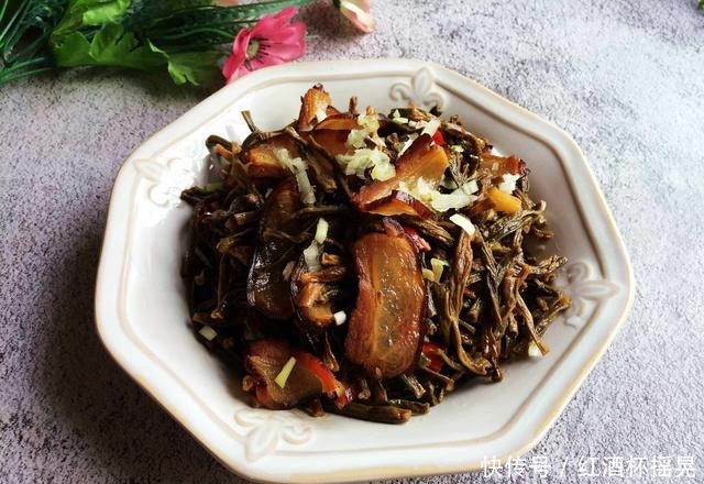 应季|腊肉和它是天生一对,把它们炒一起,又香又下饭,连吃3天都不腻
