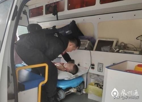  护送|情况紧急！泉州4岁男童从金洲旱闸坠落受伤流血，坐在地上哭，民警及时护送就医