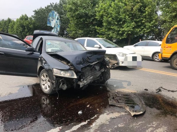  奥迪车|?旅顺北路三车相撞，多人受伤
