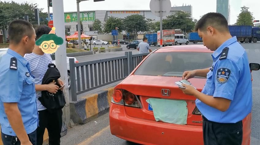  全扣|12分全扣！南海一男子红绿灯前被拦下，只因这个动作……