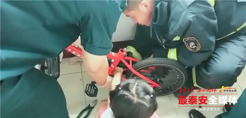  消防员|小女孩手卡链条处 消防员破拆救援