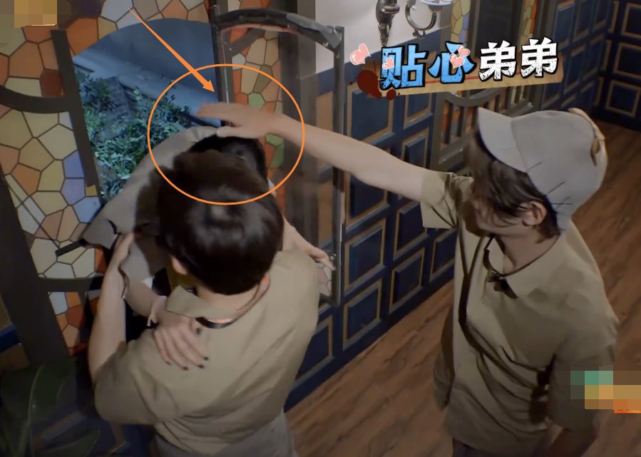  窗户|邓伦把杨幂从窗口抱出，我却注意一旁黄明昊的手，男生都该学习