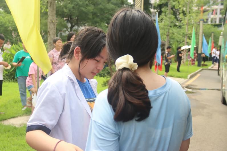  送考|乘风破浪高考日 盘点常德市二中爱心送考的那些美好画面！