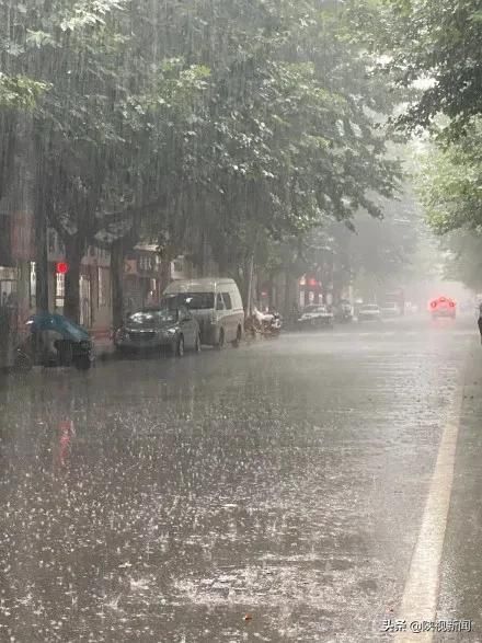  路段|西安多地迎来强降雨，部分路段积水严重，陕西省气象台发布暴雨蓝色预警