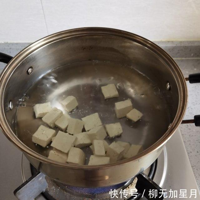  软烂|丝瓜炖豆腐，丝瓜鲜嫩，豆腐软烂，清香味美