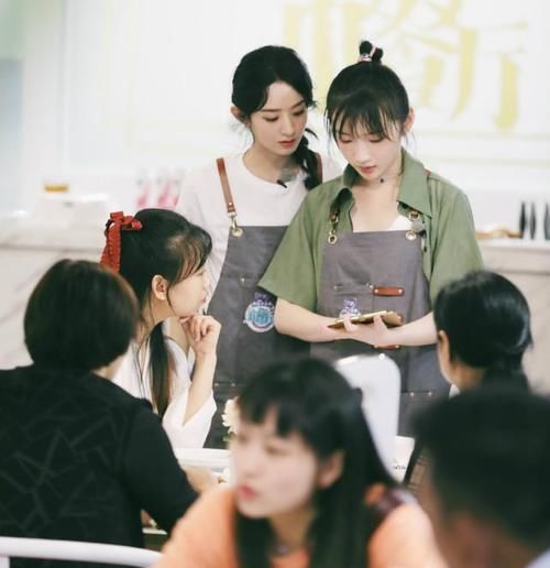  中餐厅|赵丽颖在《中餐厅》行为被吐槽，细节及习惯显不礼貌，被观众父母批评没素质