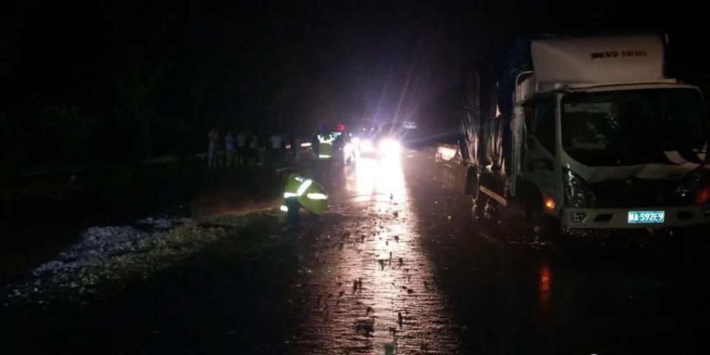  事故|临颍：一轻型货车和一拖拉机发生追尾事故，造成107国道路面堵塞