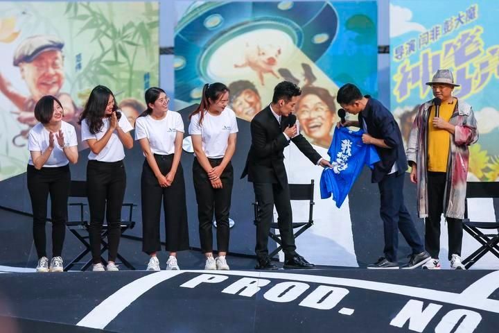 首映礼|“千岛湖的美很难复制”,徐峥带着主演们回拍摄地千岛湖参加《我和我的家乡》首映礼