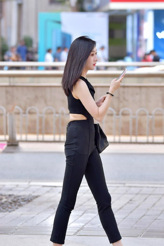  采用|小姐姐的小西装上衣虽然简单，但是却非常的时尚前沿