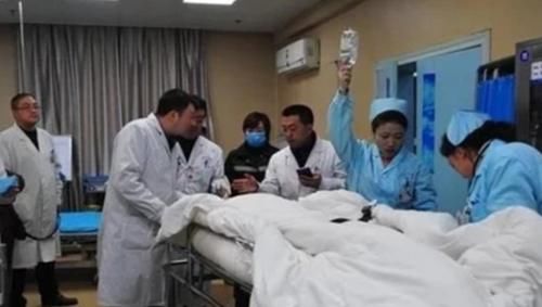  全家|他勇救落水少女后默默离去，女孩母亲登门道谢，他却将女孩全家告上法庭