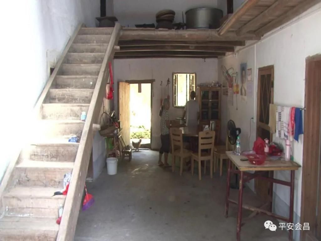 下跪|会昌一小偷面对两位六旬老人下跪求饶，该不该原谅？