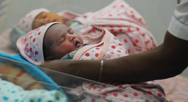 新生|新生女婴被误判死亡 在葬礼上哭出声