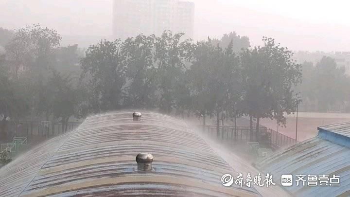 济南从蓝天白云到黑云翻卷再到倾盆大雨，一天内上演大剧