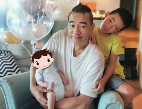  小儿子|应采儿晒哥哥抱弟弟温馨照，Jasper神似陈小春，小儿子发量惊人！