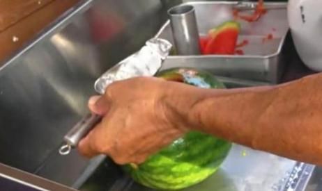  大爷|大爷卖西瓜汁却从不买杯子，看清他把鲜榨西瓜汁装哪，路人排队买